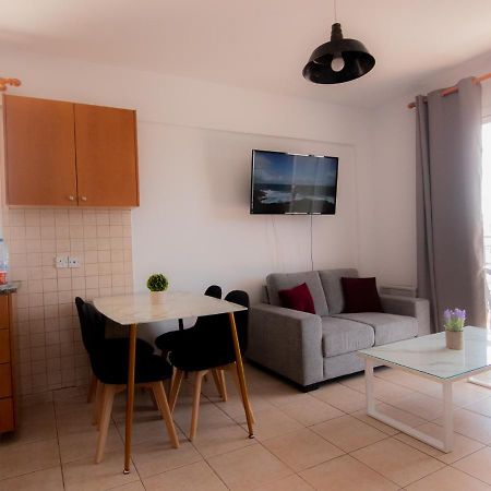 Amelia Two Bedroom Apartment - 202 Paphos ภายนอก รูปภาพ